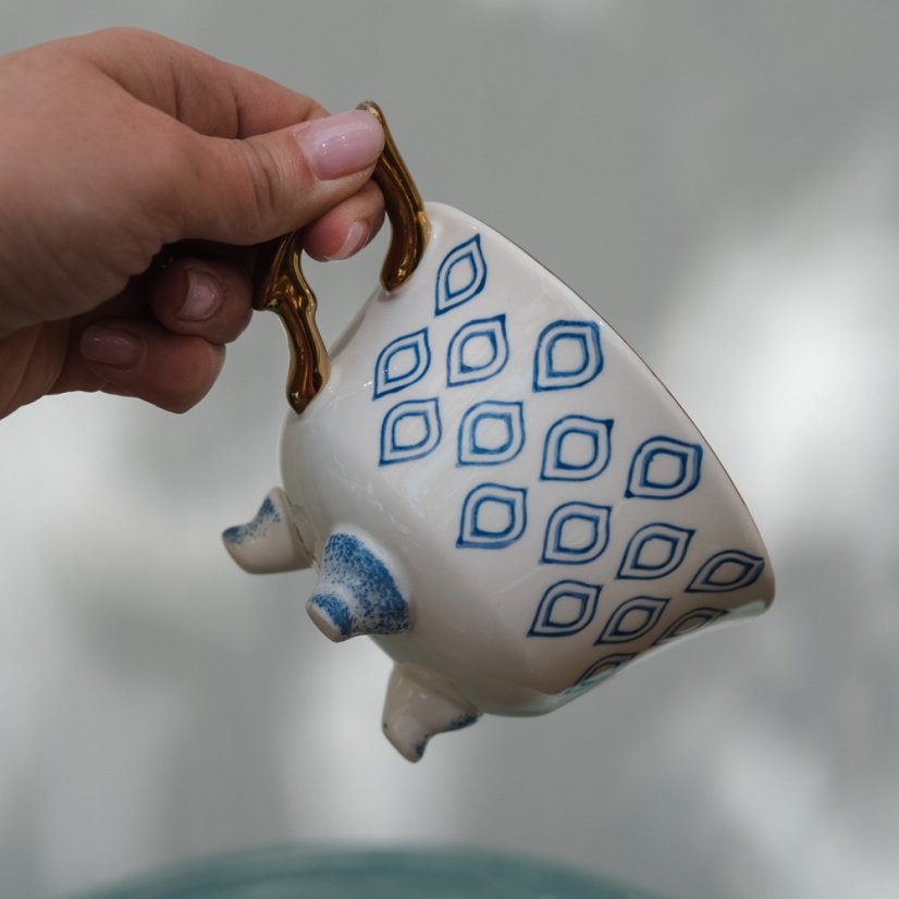 Porcelánový hrnek na nožičkách