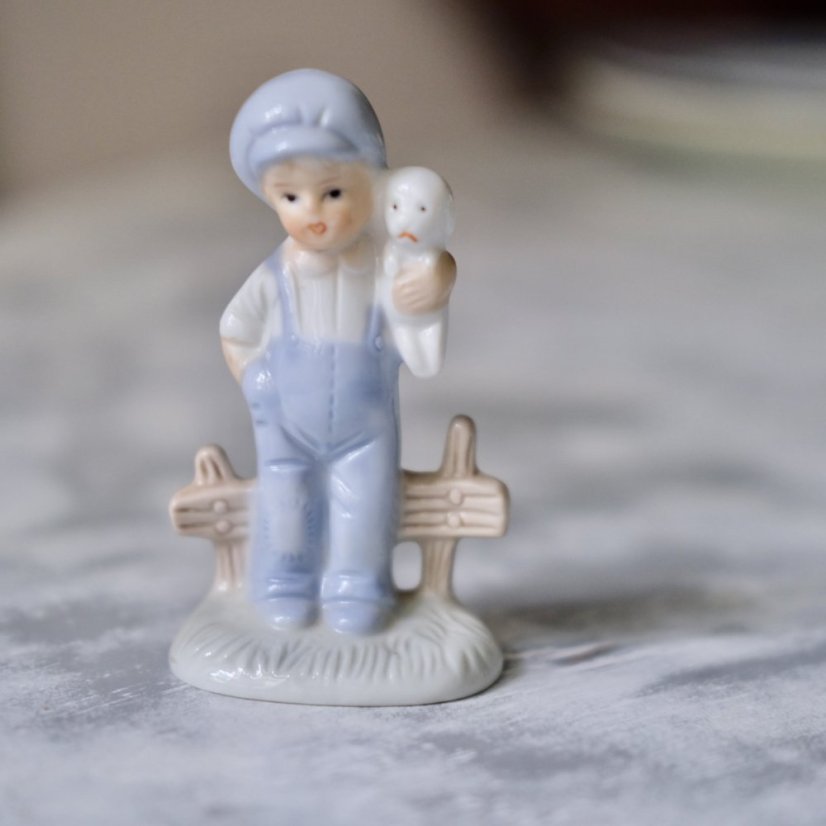 Figurka chlapeček s pejskem 9,5 cm