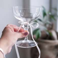 Skleněná sklenice na dekorativní noze 200 ml